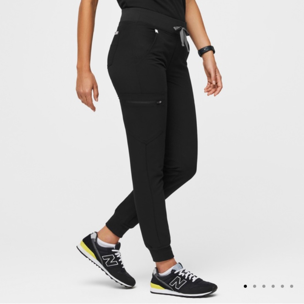 Figs womens zamora jogger scrub pants, black, small-petite